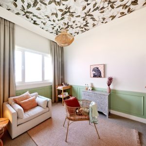 H1-RM9-Guest-Bedroom-Tom-&-Sarah--White-Magnolia---WallpaperJane-008