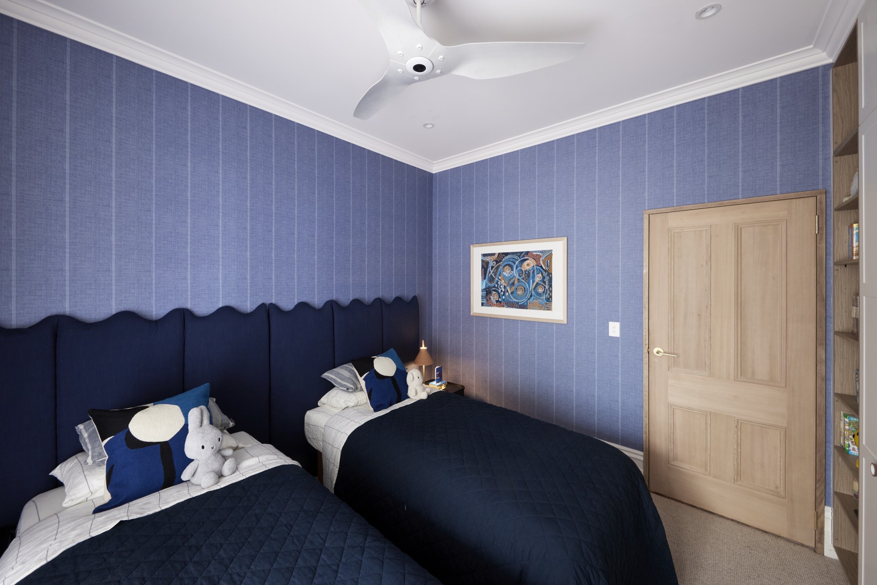 H6 Rm9 Guest bed Ensuite BLUE Scott Cam-307